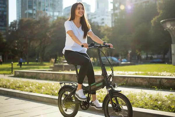 Bicicleta elétrica dobrável para rotina feminina.