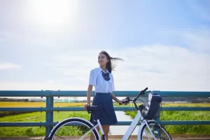 Uma ciclista urbana exemplificando a mobilidade com alma e estilo durante o pôr do sol.