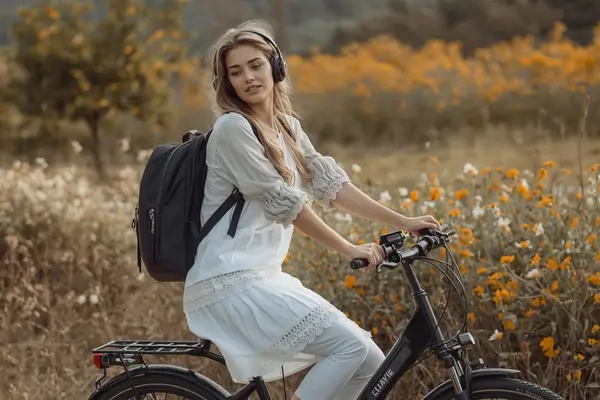 Mulher pedalando pelo equilíbrio em um campo florido.