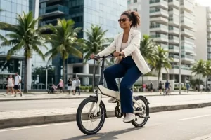 Mulher estilosa e confiante em sua e-bike dobrável creme praticando seu ritual de percurso urbano.